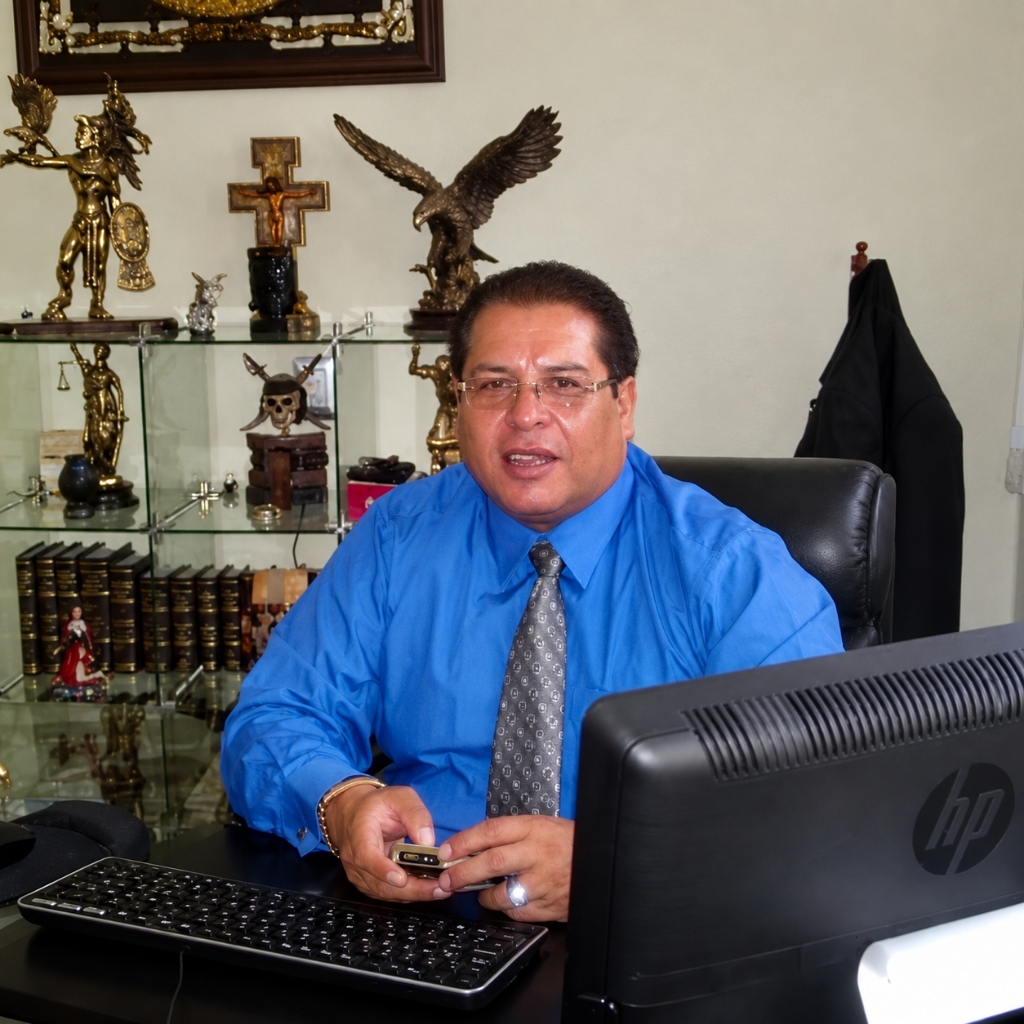 Mtro. Juan Manuel Caballero C. — Presencia y Asesoría Jurídica